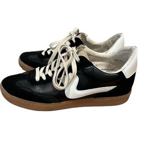 Dolce Vita black leather low sneakers athletic fashion shoes size 8.5